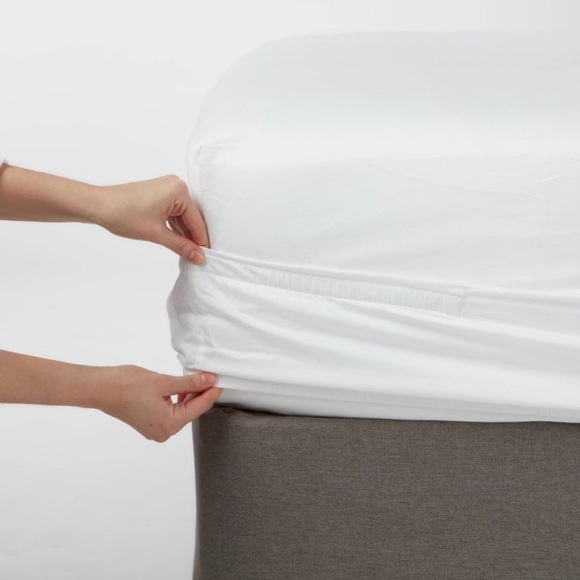 Threshold 300 Thread Count Ultra Soft Fitted Sheet, White, full - Picture 2 of 5